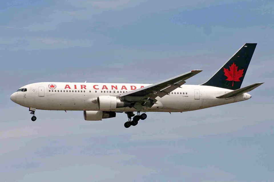 Air Canada Boeing 767 C-GAUN approaching with landing gear extended