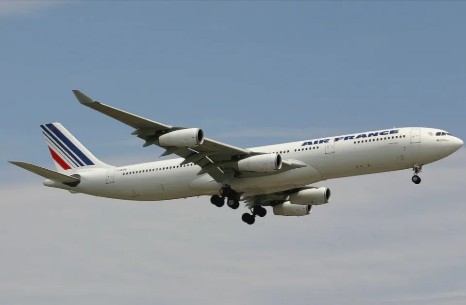 Air France Airbus A340-313 F-GLZQ landing before the accident