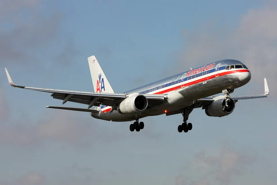 American Airlines Boeing 757-200 N668AA landing at New York LaGuardia