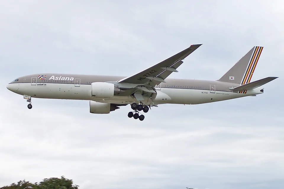 Asiana Boeing 777 HL7742 approaching Heathrow before the accident.