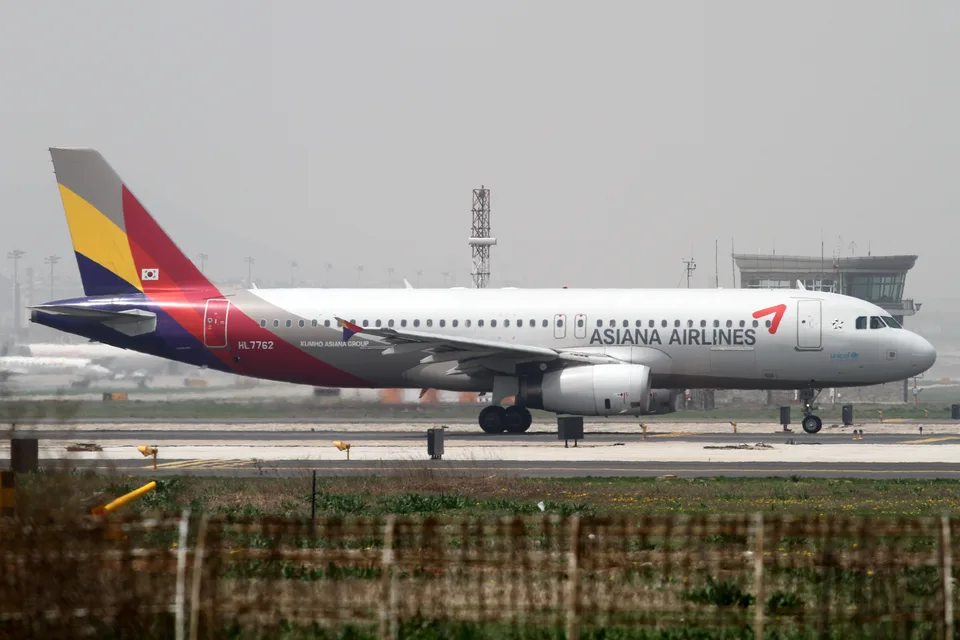 Asiana Airbus A320 HL7762 on the ground at Dalian Airport.