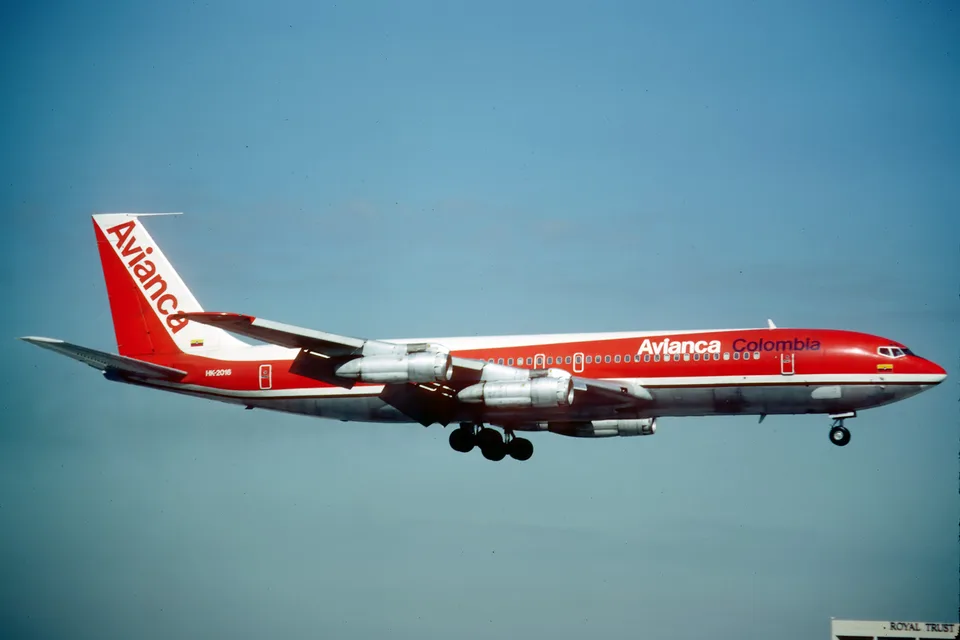 Avianca Boeing 707 HK-2016 approaching Miami with its landing gear extended.
