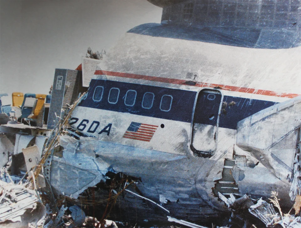 Damaged rear fuselage of Delta Air Lines N726DA after the accident