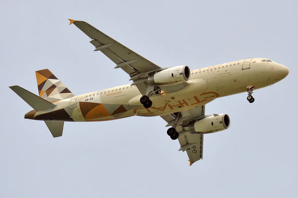 Etihad Airbus A320-232 A6-EII approaching with landing gear extended.