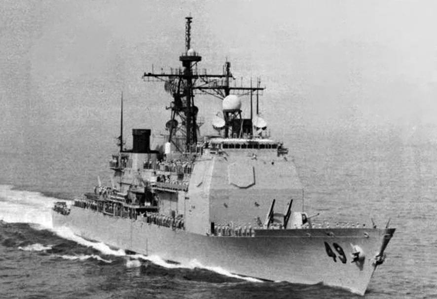 USS Vincennes underway at sea in 1988