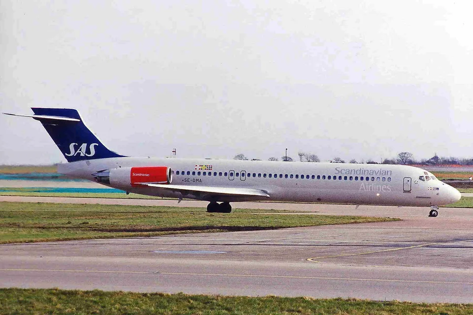 SAS MD-87 SE-DMA taxiing at Manchester Airport in 1999