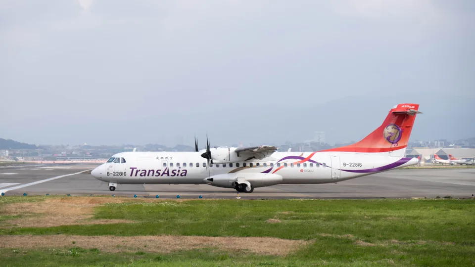 TransAsia ATR72-600 B-22816 on the runway at Taipei Songshan Airport.