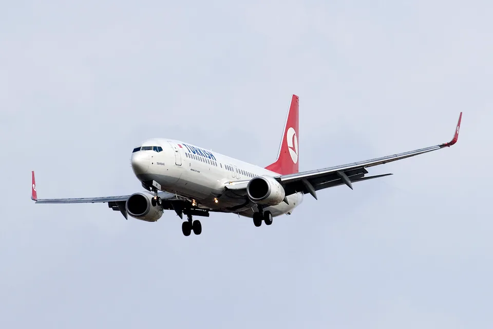 Turkish Airlines Boeing 737-800 TC-JGE landing at Barcelona in March 2008