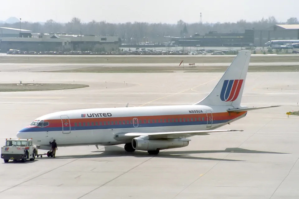 United Airlines Boeing 737 N999UA at Denver Stapleton Airport in 1989
