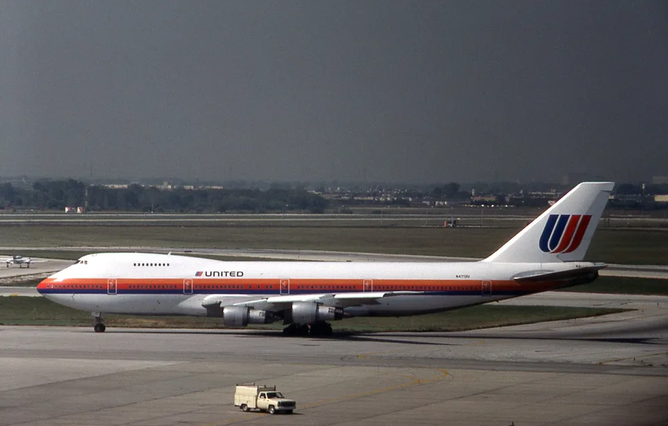 United Airlines Boeing 747-122 N4713U at Chicago in 1984.