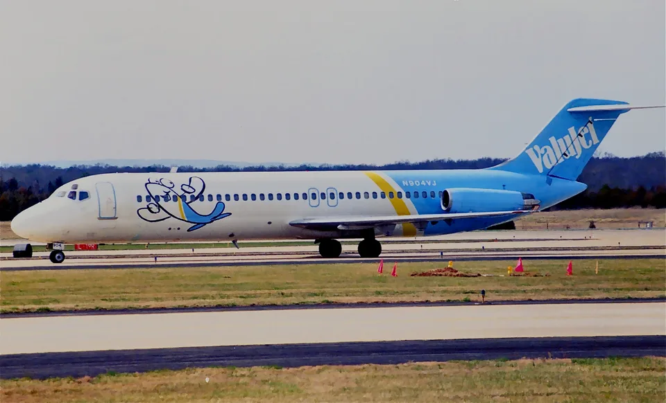 ValuJet DC-9-32 N904VJ on the ground at Washington Dulles in May 1995.
